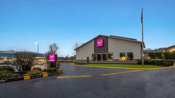 Edifício Sleep Inn da rede Choice Hotels, com estacionamento e mastro de bandeira.