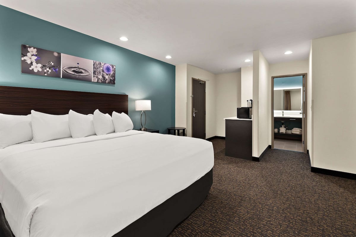 Suite, Multiple Beds, Non Smoking (Upgrade) | Premium bedding, pillowtop beds, desk, laptop workspace
