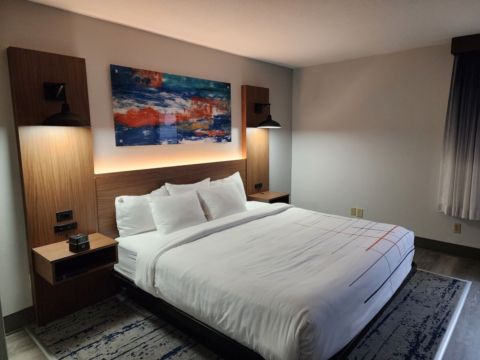 Peralatan tempat tidur premium, meja, ruang kerja komputer riba 