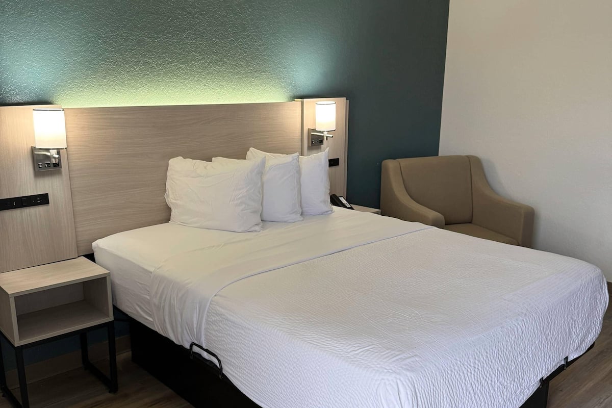 Desk, laptop workspace, free WiFi, bed sheets