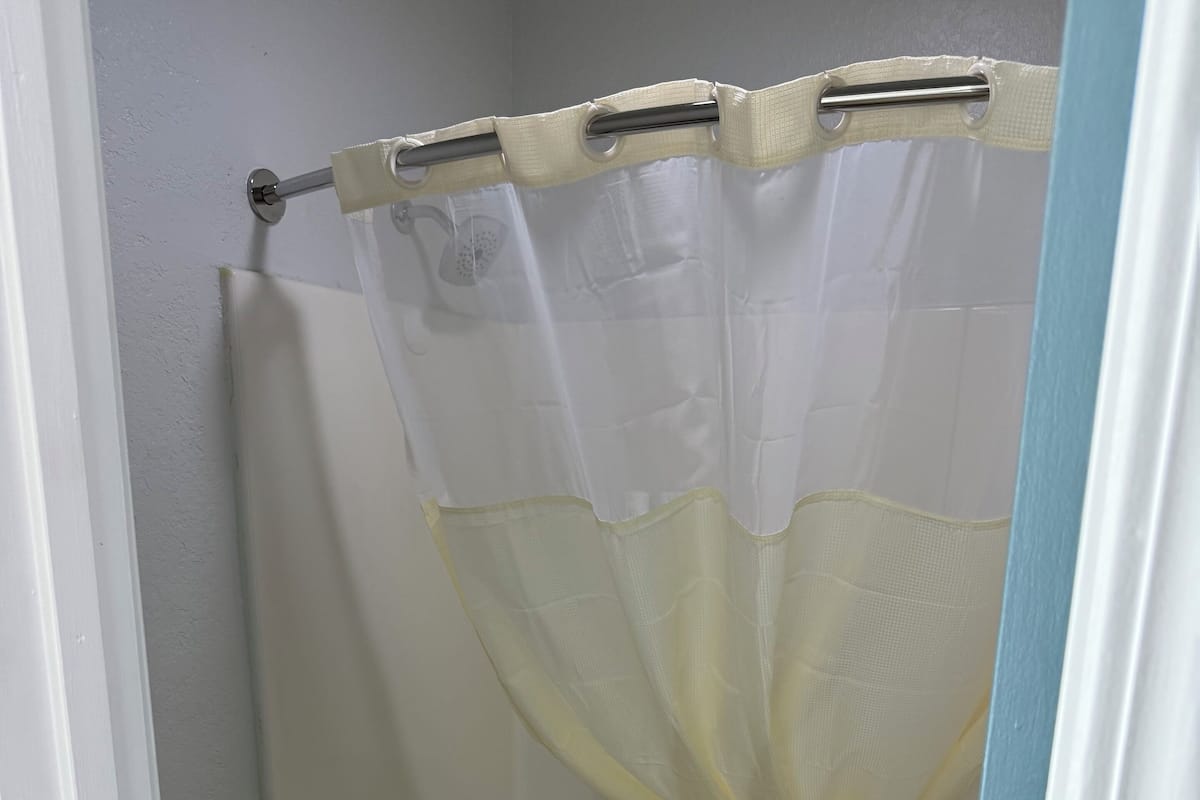 Combined shower/bathtub, free toiletries, hair dryer, towels