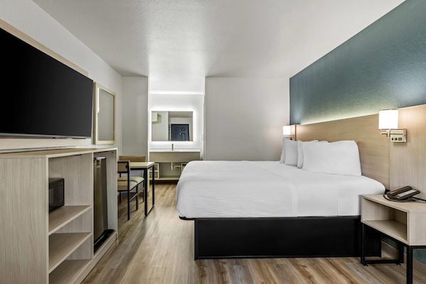 Standard Room, 1 King Bed, Non Smoking | Desk, laptop workspace, free WiFi, bed sheets