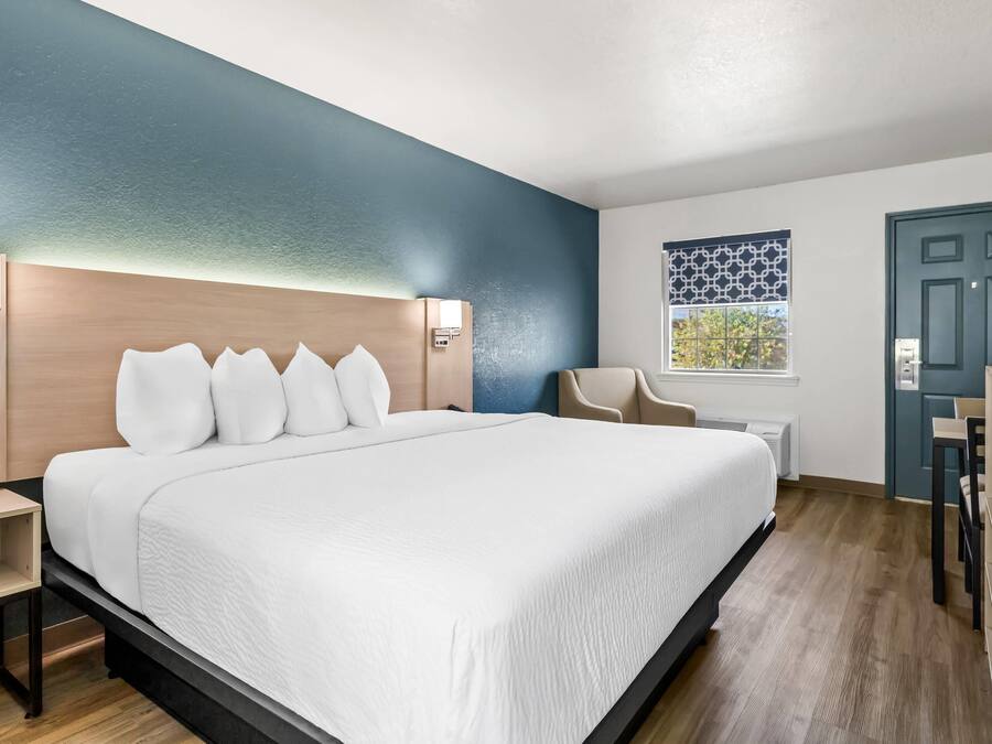Room, 1 King Bed, Non Smoking (Efficiency, Upgrade)