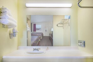 Chambre classique, 1 très grand lit | Salle de bain | Ensemble baignoire-douche, articles de toilette (gratuits)