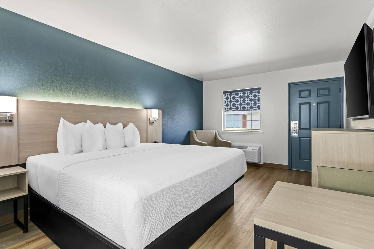 Standard Room, 1 King Bed, Non Smoking | Desk, laptop workspace, free WiFi, bed sheets