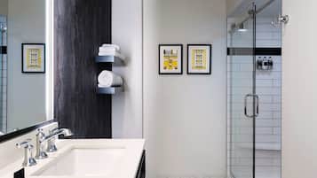 Articles de toilette de luxe, sèche-cheveux, serviettes fournies, savon