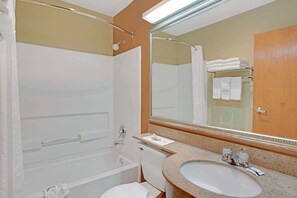 Combined shower/tub, free toiletries, hair dryer, towels