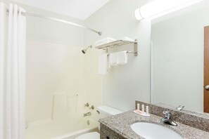 Combined shower/bathtub, free toiletries, hair dryer, towels