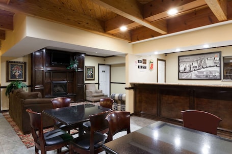 Lobby. Super 8 by Wyndham Sallisaw