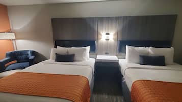Habitación estándar, 2 camas Queen size, para no fumadores, refrigerador y microondas | Camas con pillow-top, decoración personalizada y muebles diferentes