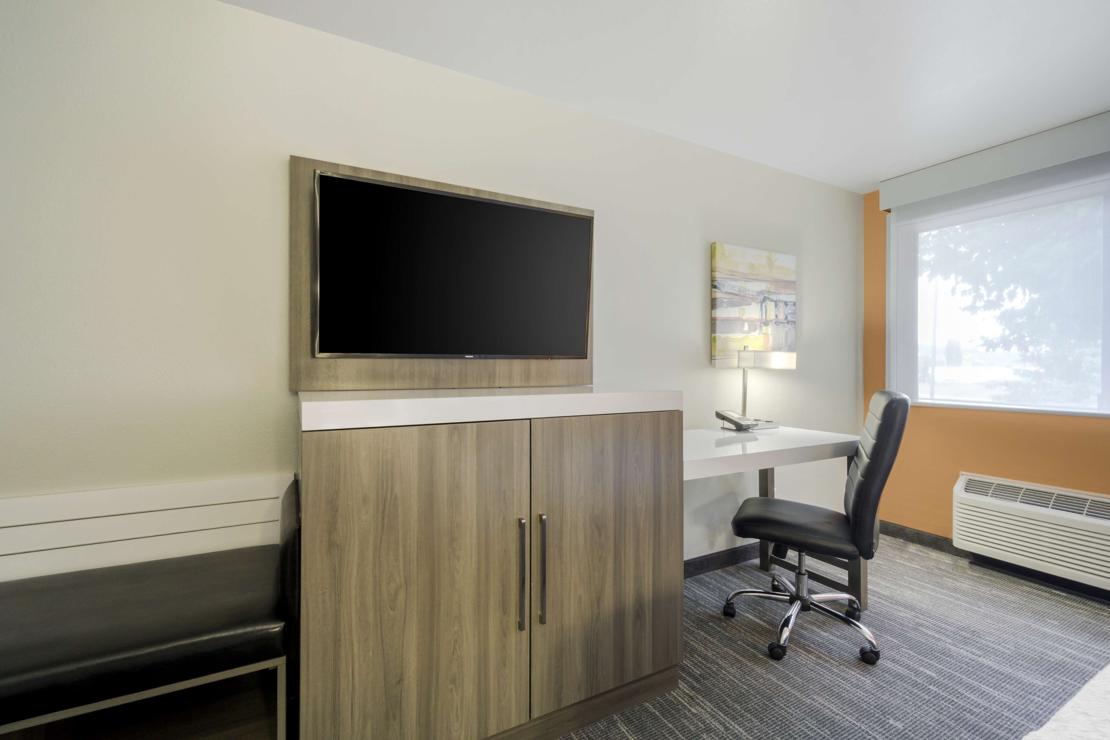 Pillowtop beds, desk, laptop workspace, blackout drapes