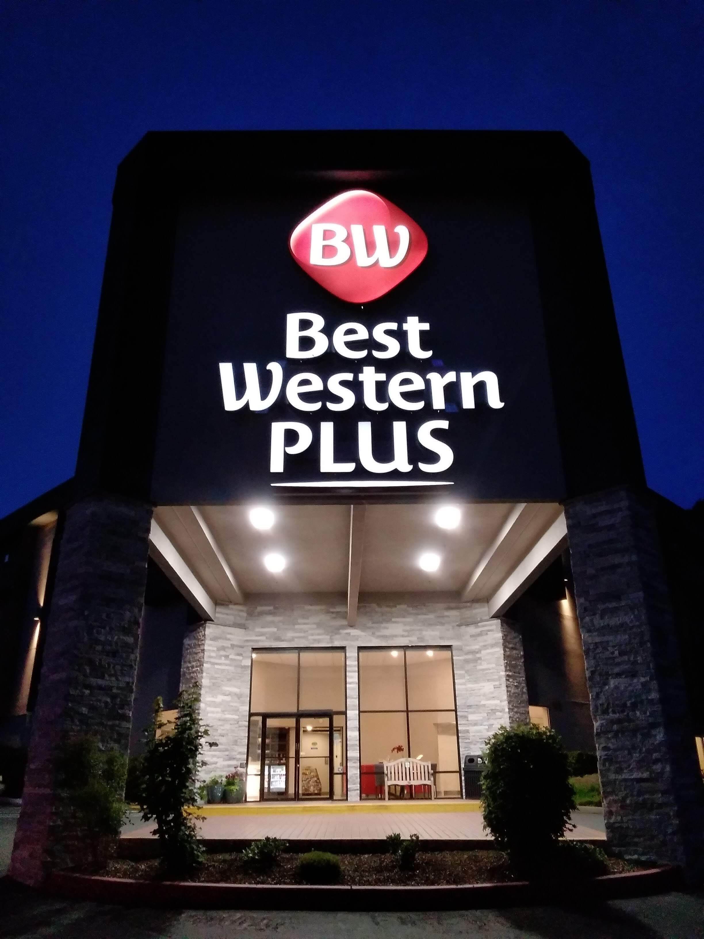 Eingang eines Best Western Plus Hotels mit auffälligem Schild, großen Fenstern und einer gut beleuchteten Fassade.