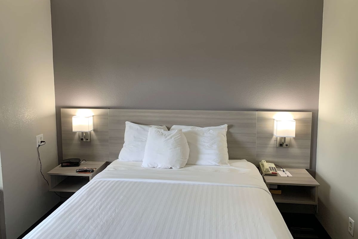 Suite, 1 letto queen, non fumatori | Una scrivania, postazione laptop, tende oscuranti, ferro/asse da stiro