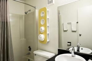 Combined shower/bathtub, towels - Motel 6 Toledo, OH (Toledo)