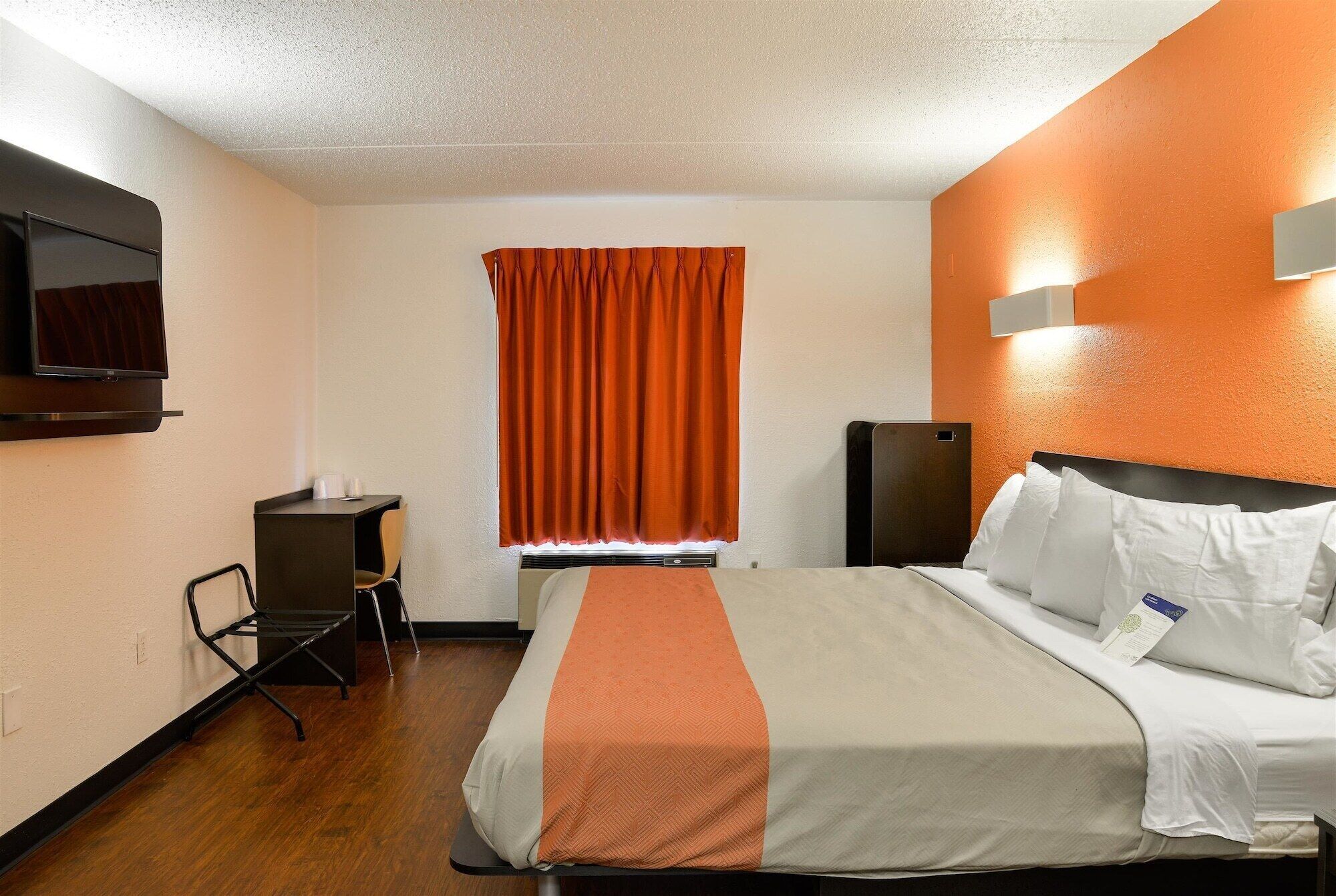 WiFi (free), bed sheets