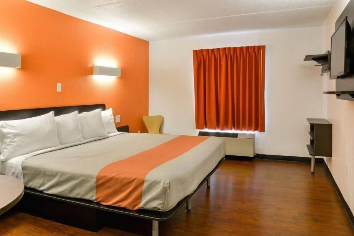 WiFi (free), bed sheets