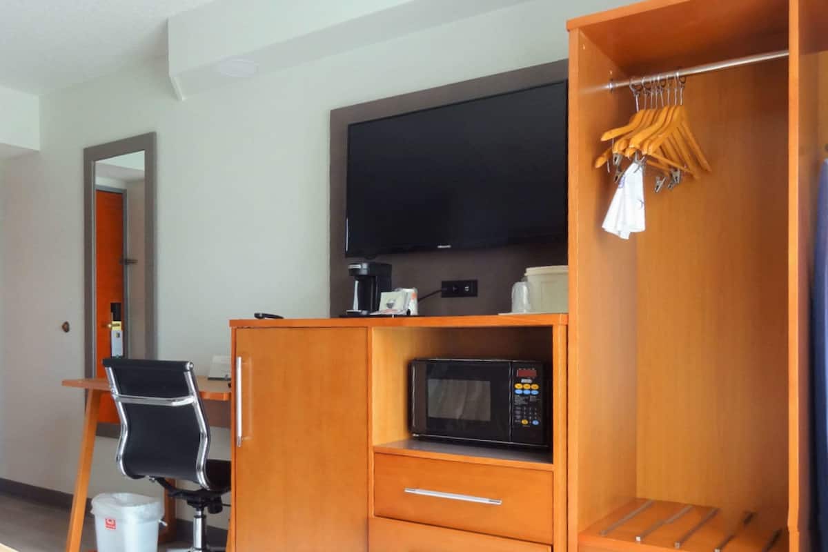 1 habitación, ropa de cama de alta calidad y escritorio