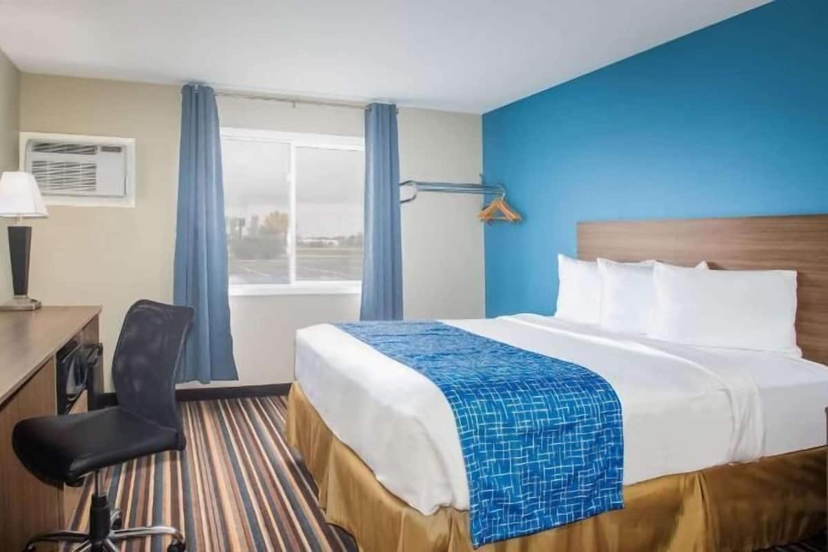 Schreibtisch, Verdunkelungsvorhänge, Bügeleisen/Bügelbrett