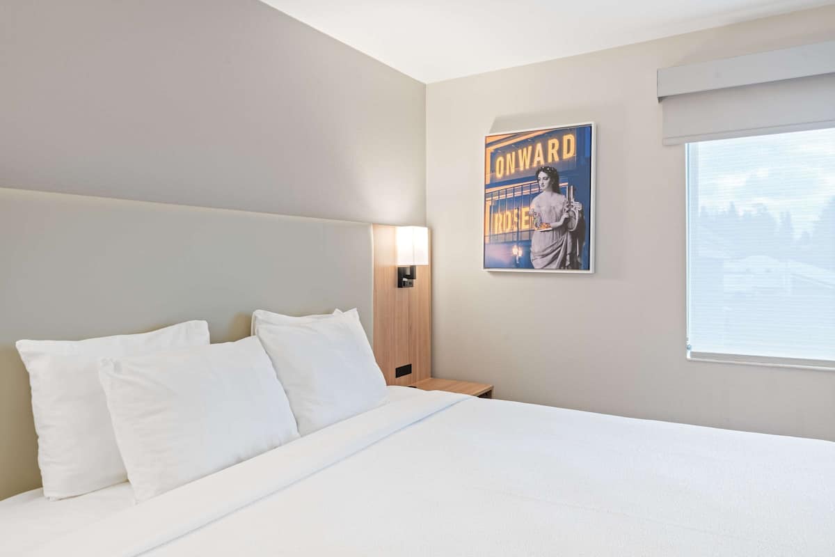 Standardzimmer, 1 King-Bett, barrierefrei, Kühlschrank und Mikrowelle | Hochwertige Bettwaren, Pillowtop-Betten, Schreibtisch