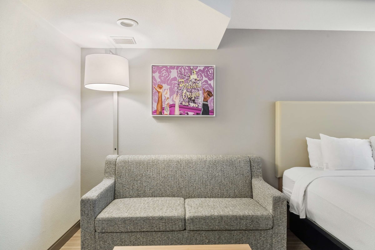 Ropa de cama de alta calidad, colchones con pillow-top y escritorio
