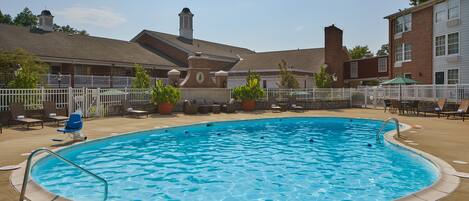 Piscina externa sazonal, espreguiçadeiras