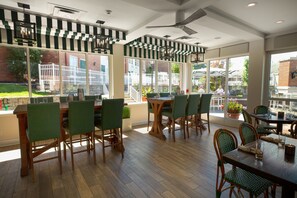 Se sirven desayunos y cocina americana (con vistas a la piscina) 
