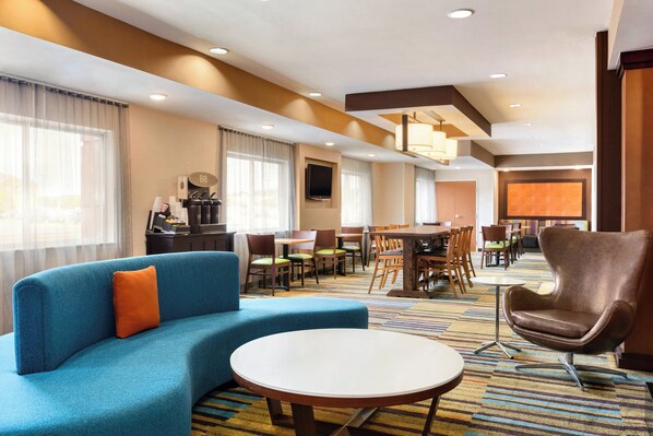 Lobby - Fairfield Inn & Suites Toledo Maumee (Maumee)