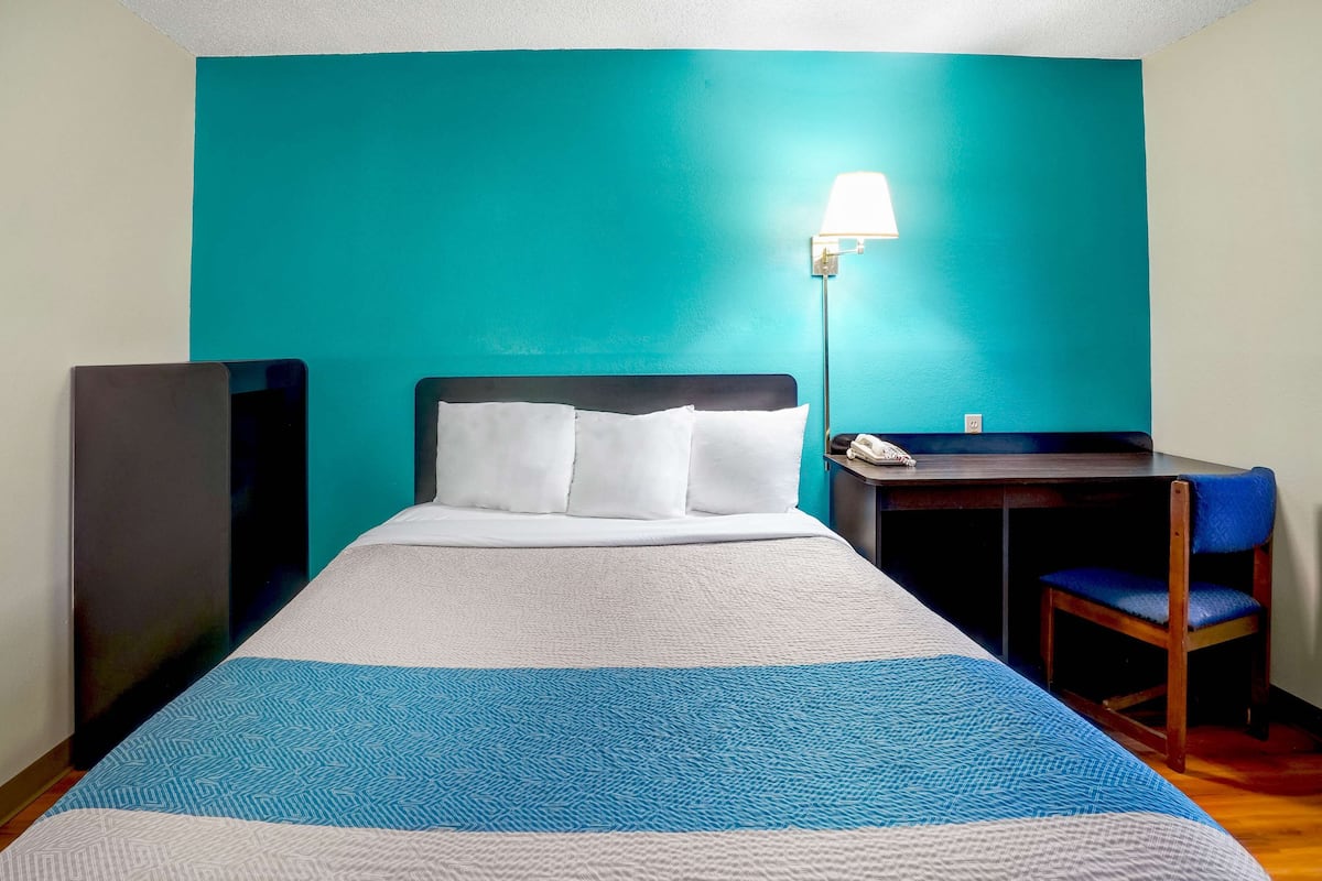 Escritorio, wifi gratis y ropa de cama