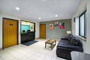 Lobby sitting area - Motel 6 Montoursville, PA - Williamsport (Montoursville)