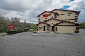A Red Roof Inn with a two-story building, a parking lot, and a signboard. - Red Roof Inn Bristol (Bristol)