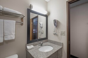 Combined shower/bathtub, hair dryer, towels