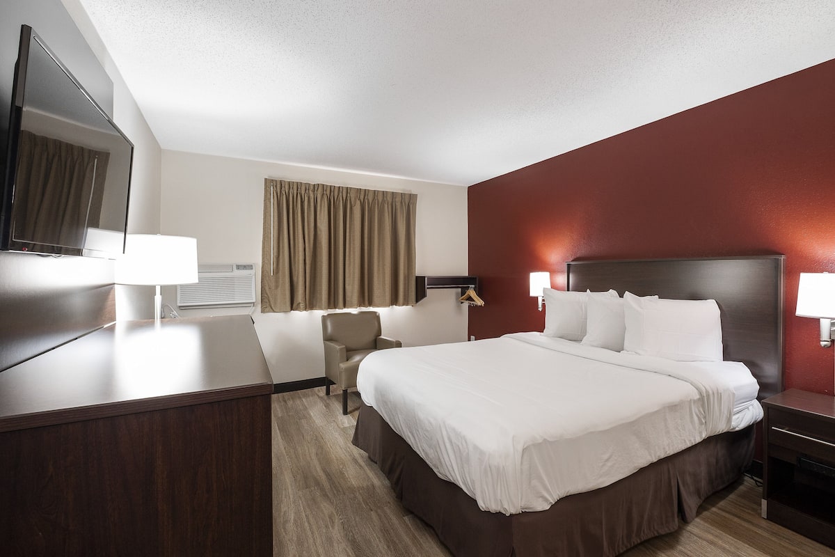 deluxe room, 1 queen bed, accessible, non smoking | desk, iron/ironing board, free cots/infant beds, free wifi