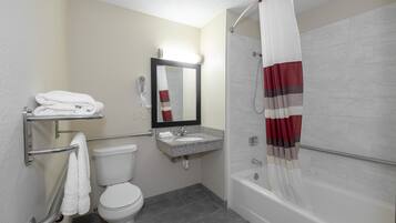 Chambre Deluxe, 1 grand lit, accessible aux personnes à mobilité réduite, non-fumeur | Salle de bain | Ensemble baignoire-douche, séchoir à cheveux, serviettes fournies