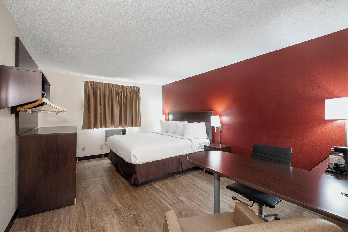 Superior Room, 1 King Bed, Non Smoking | Desk, iron/ironing board, cribs (free), WiFi (free)