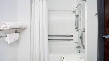 Kamar Ekonomi, 1 Tempat Tidur Queen, akses difabel, Bebas Asap Rokok | Kamar mandi | Kombinasi shower/bathtub, pengering rambut, dan handuk