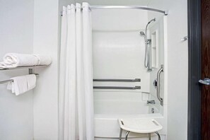 Vòi sen/bồn tắm kết hợp, máy sấy tóc, khăn tắm