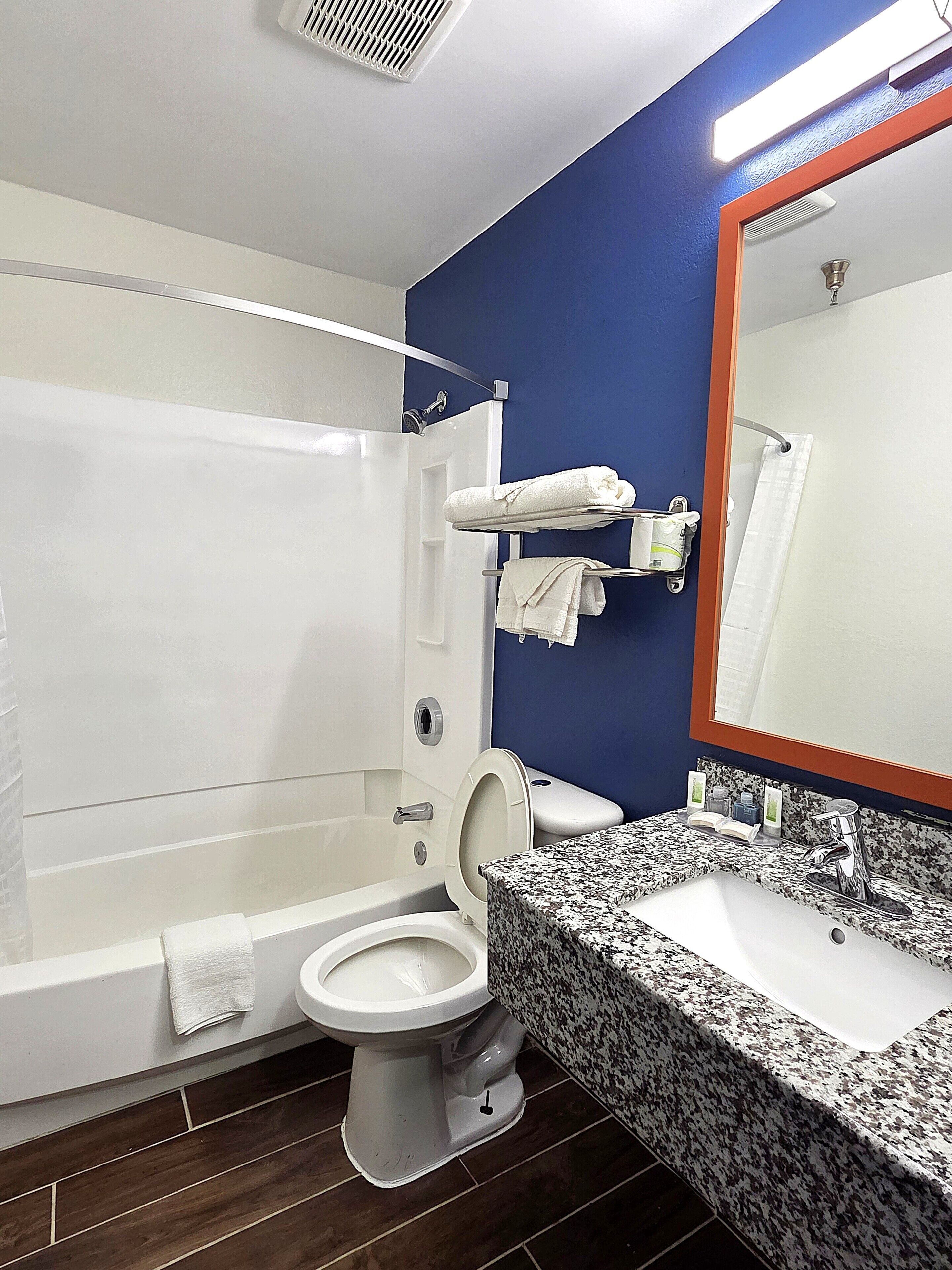 Combined shower/bathtub, hair dryer, towels