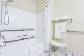 Chambre, 1 grand lit, accessible aux personnes à mobilité réduite | Salle de bain | Ensemble douche/baignoire, sèche-cheveux, serviettes fournies