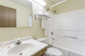 Combined shower/bathtub, hair dryer, towels