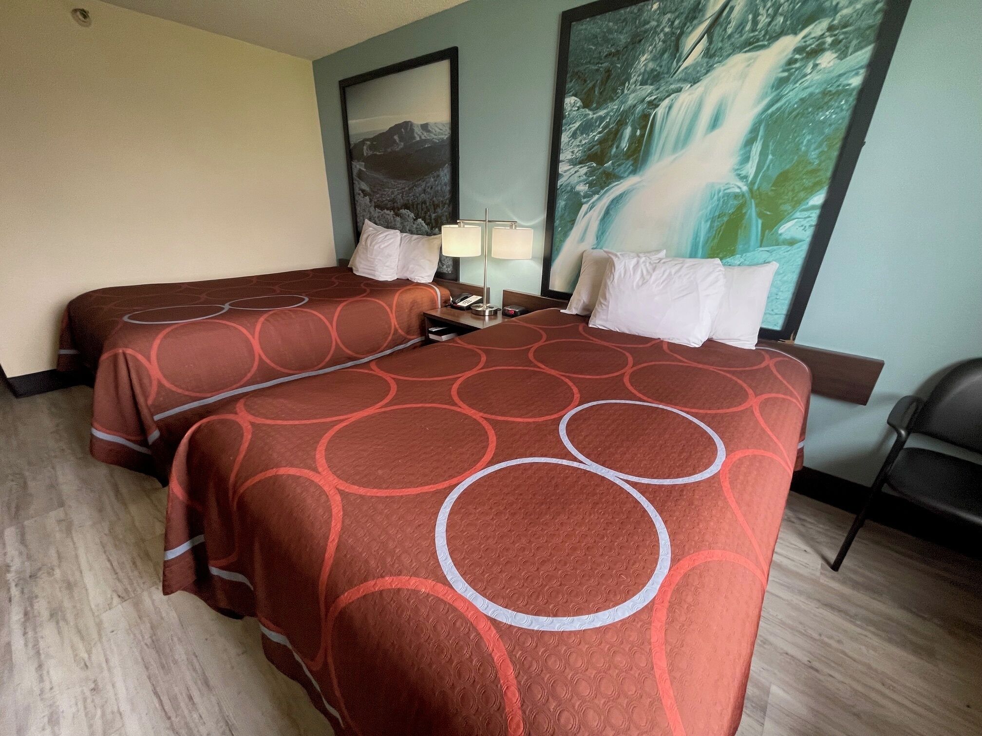 Dobbeltrom, 2 dobbeltsenger | Safe på rommet, skrivebord, strykejern/-brett og wi-fi (inkludert)