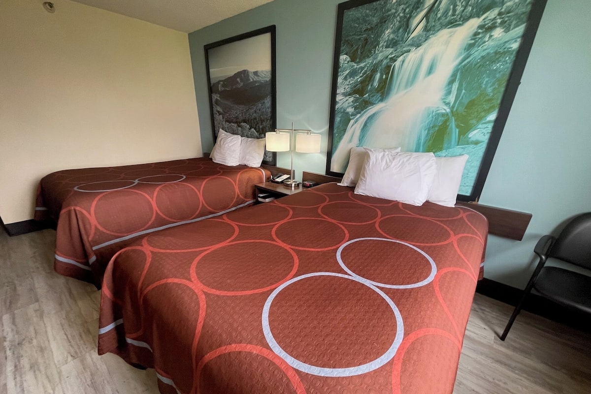 Dobbeltrom, 2 dobbeltsenger | Safe på rommet, skrivebord, strykejern/-brett og wi-fi (inkludert)