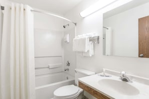 Combined shower/bathtub, hair dryer, towels