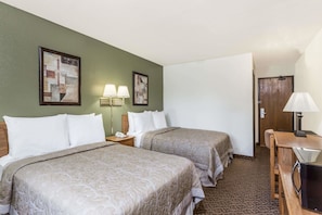 In-room safe, desk, blackout drapes, iron/ironing board - Super 8 by Wyndham Hampton (Hampton)