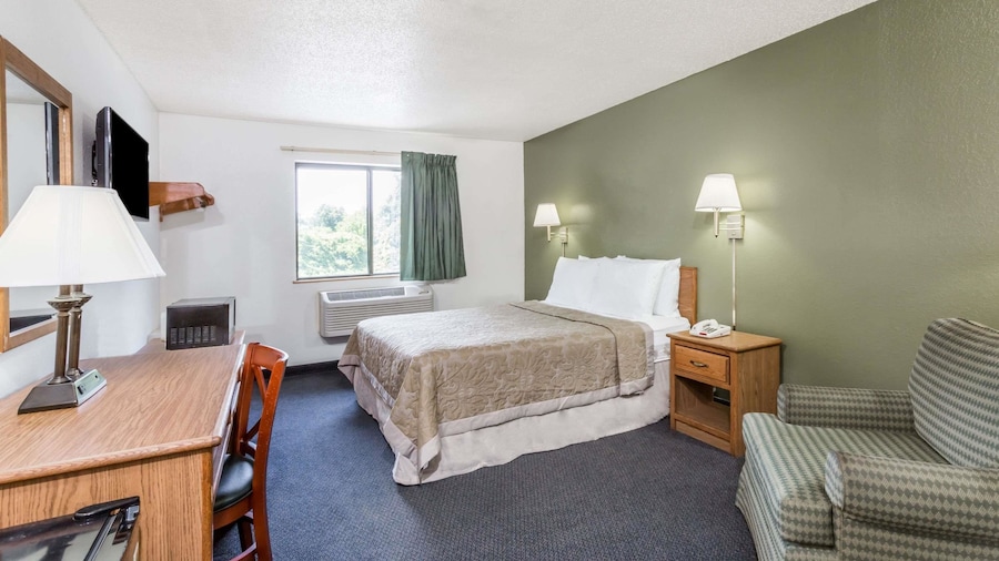 Super 8 by Wyndham Hampton