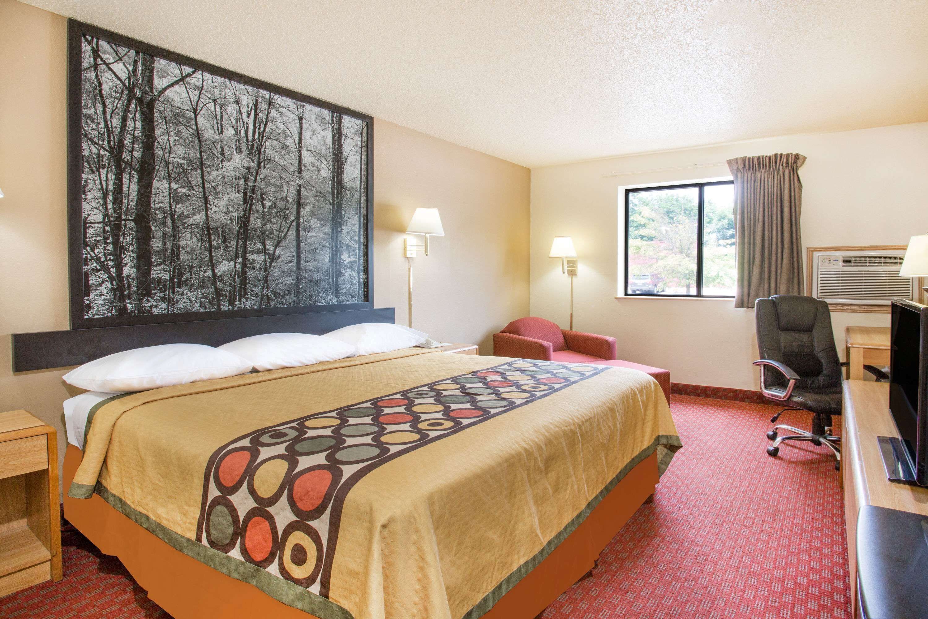 Laptop workspace, free cribs/infant beds, free WiFi, bed sheets