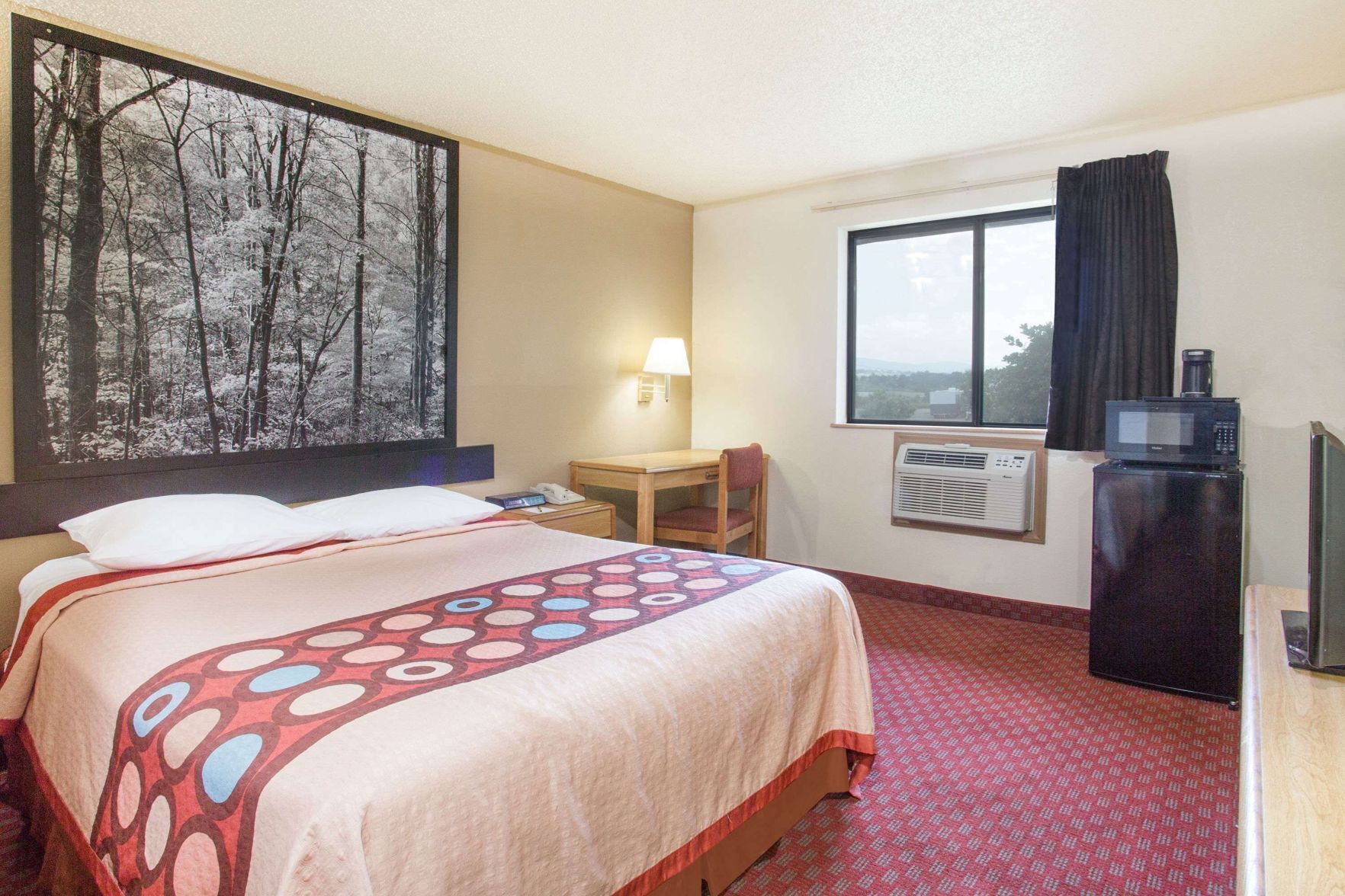 Laptop workspace, free cribs/infant beds, free WiFi, bed sheets