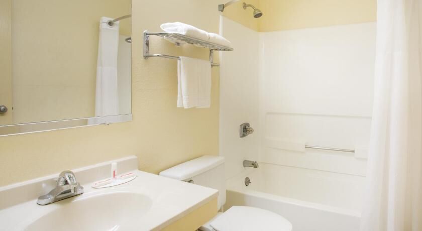 Bathroom | Combined shower/tub, hair dryer, towels