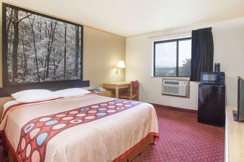 Laptop workspace, free cribs/infant beds, free WiFi, bed sheets