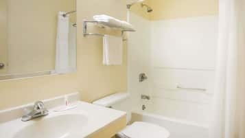 Combined shower/tub, hair dryer, towels