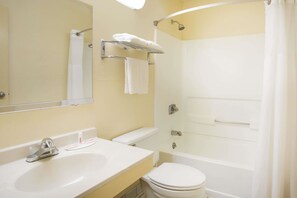 Combined shower/bathtub, hair dryer, towels